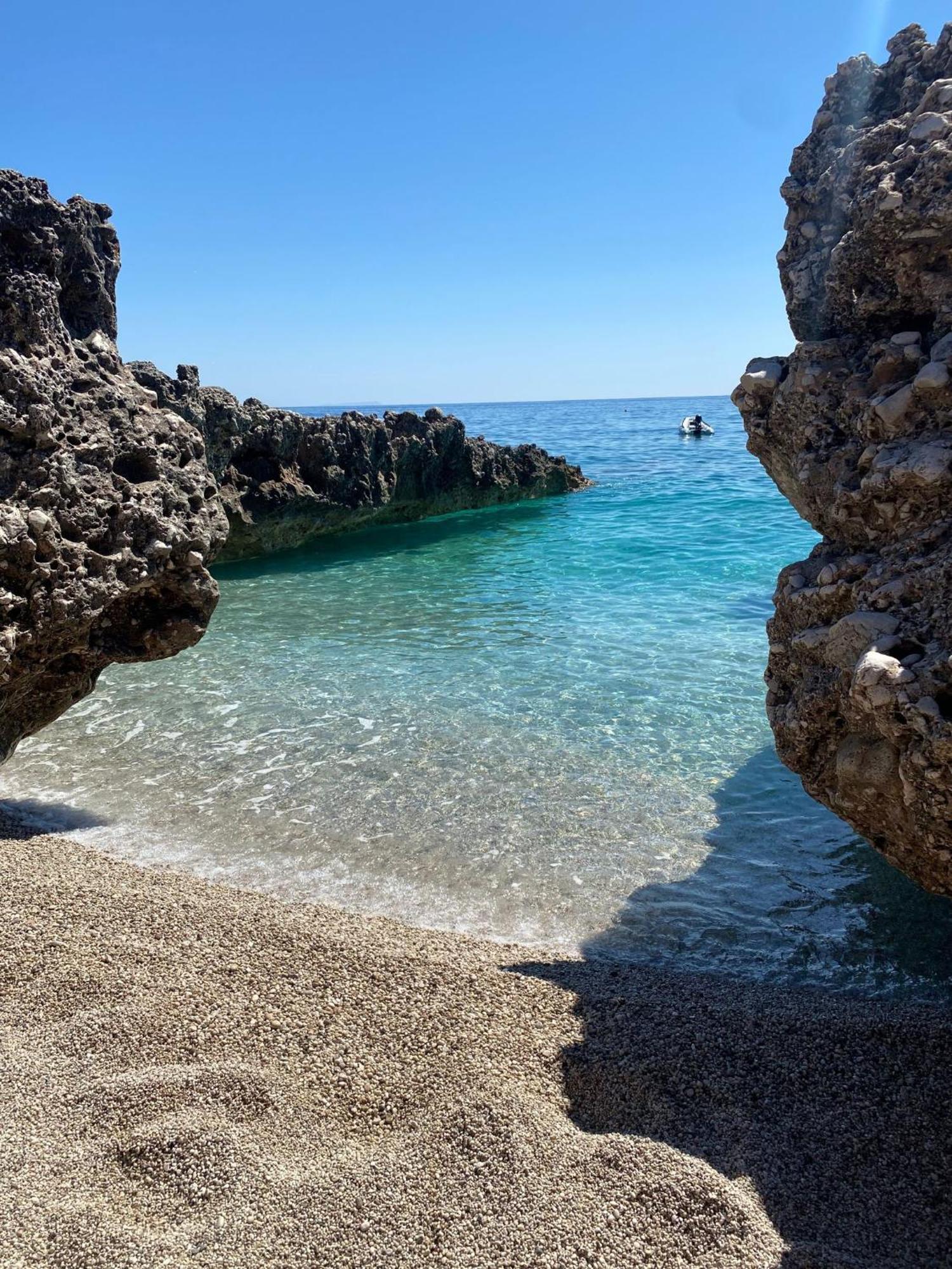 ホテル The Sea Turtle Camp Dhërmi エクステリア 写真
